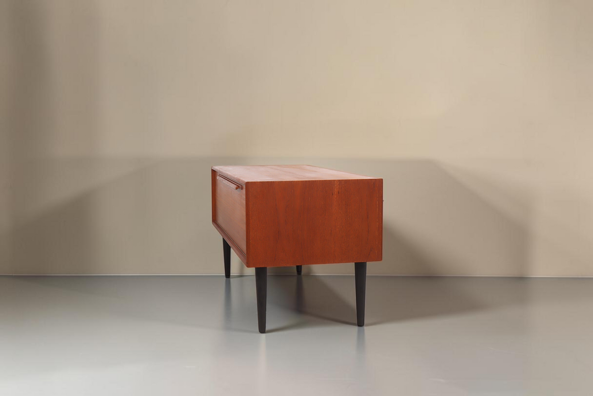 Vintage Space Mid-Century Teak-Kommode mit Klapptür und schwarzen konischen Füßen im dänischen Design