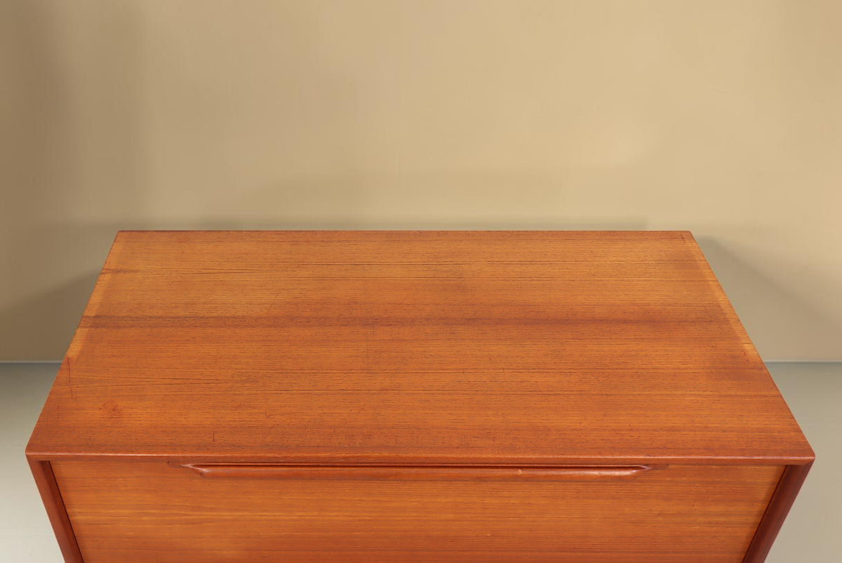 Vintage Space Mid Century Kommode aus Teakholz mit eleganter Maserung in der Draufsicht
