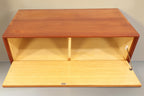 Vintage Space Mid Century Teak Kommode mit offener Klapptür und hellem Innenraum im dänischen Design