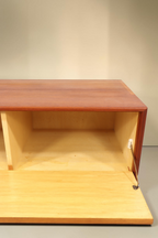 Vintage Space Mid Century Teak Kommode mit offener Klapptür und hellem Innenraum im dänischen Design