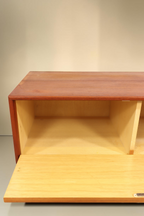 Vintage Space Mid Century Teak Kommode mit offener Klapptür und hellem Innenraum im dänischen Design