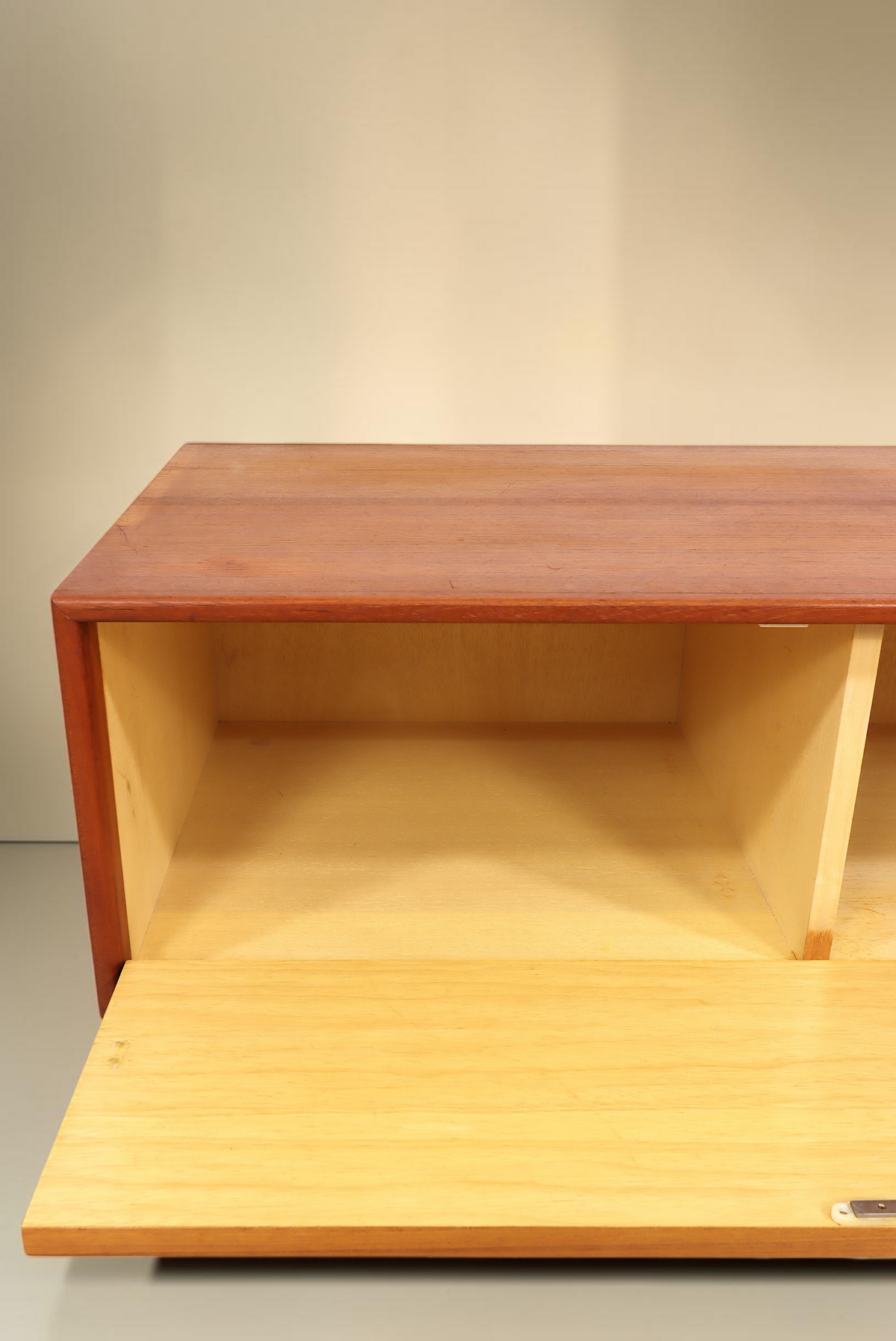 Vintage Space Mid Century Teak Kommode mit offener Klapptür und hellem Innenraum im dänischen Design