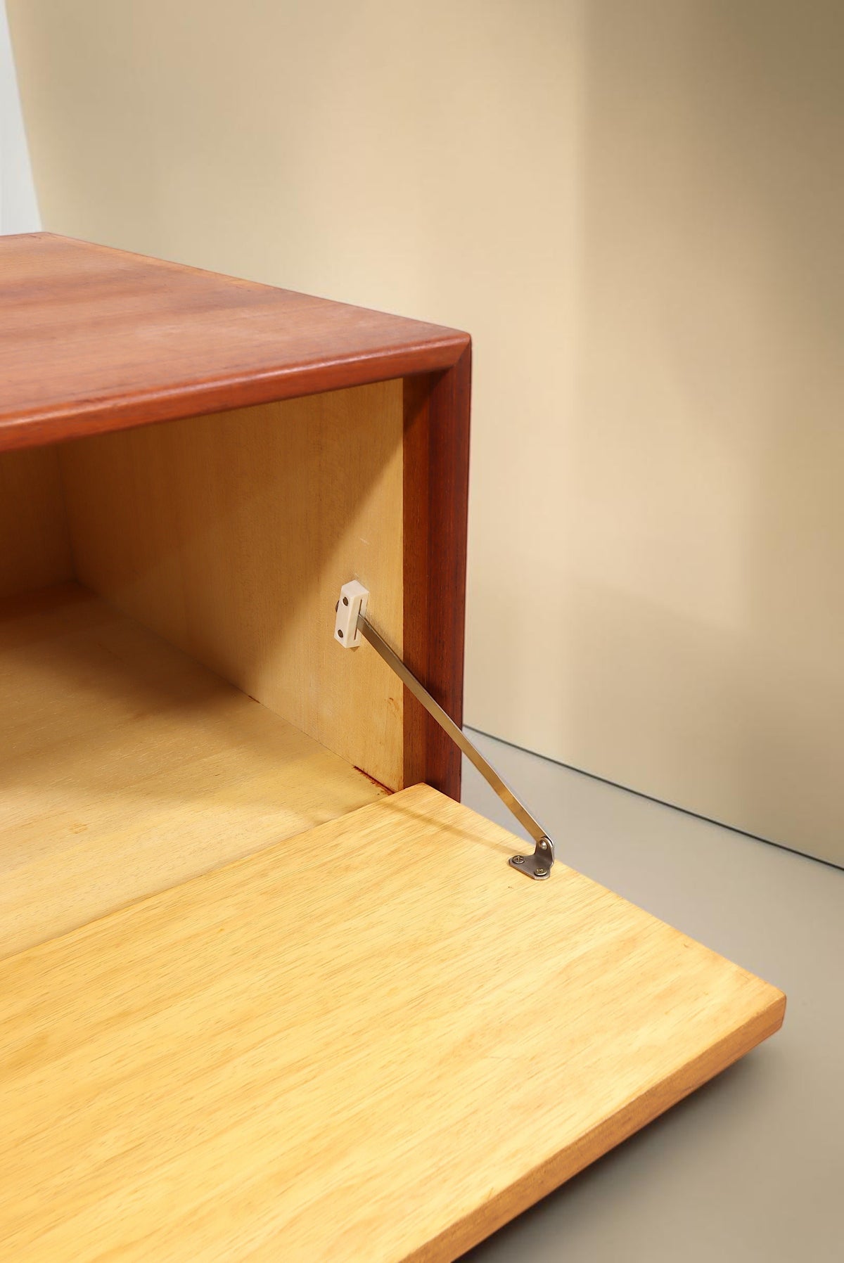 Vintage Space Mid-Century Teak-Kommode mit offener Klapptür und Metallscharnier im Detail