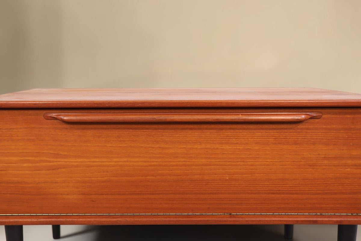 Vintage Space Mid Century Teak Kommode mit Klapptür und schwarzem Griff im dänischen Design