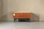 Vintage Space Mid Century Teak Kommode Rückansicht mit Herstelleretikett und schwarzen konischen Füßen