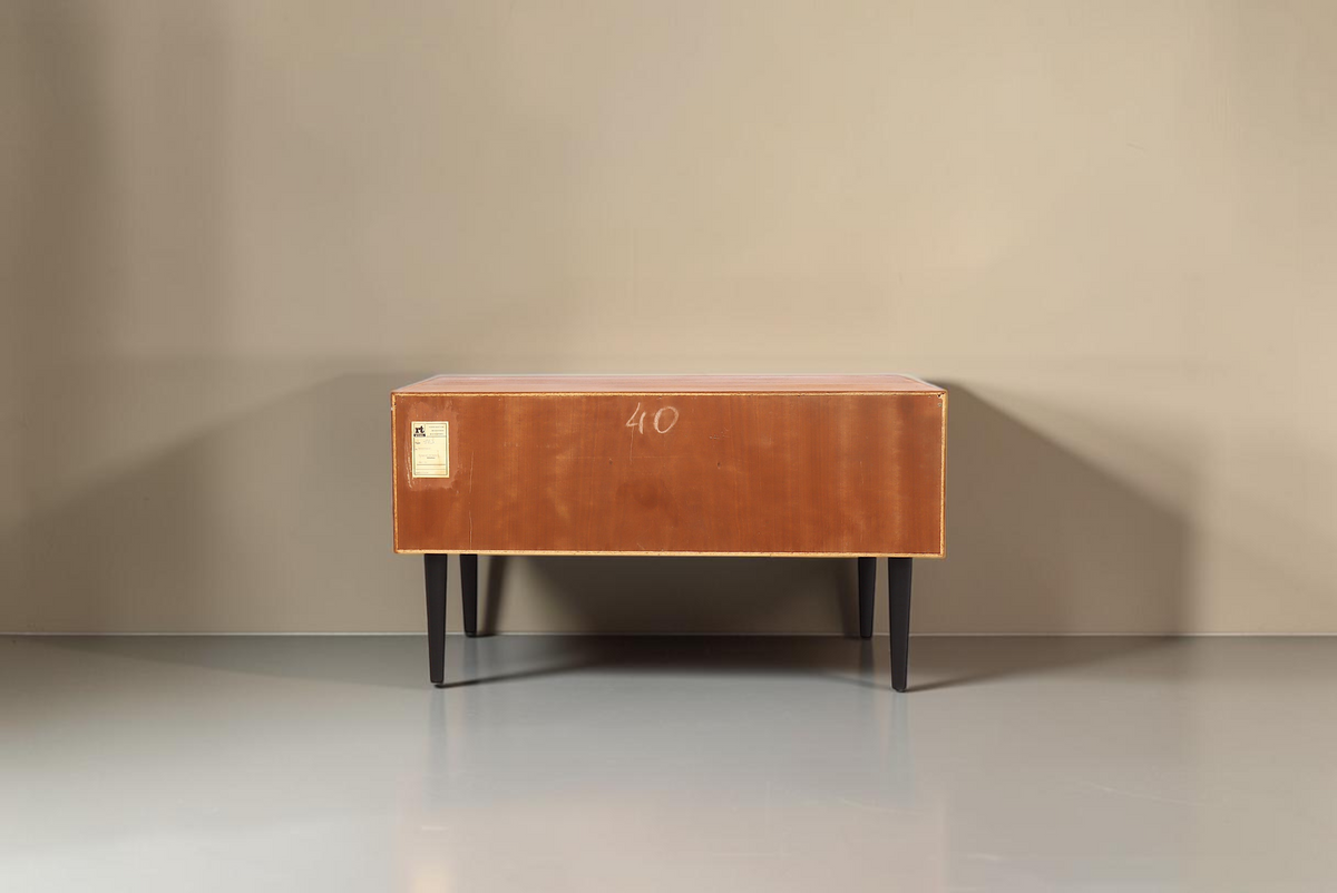 Vintage Space Mid Century Teak Kommode Rückansicht mit Herstelleretikett und schwarzen konischen Füßen