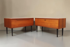 Vintage Space Mid Century Teak Kommoden mit Klapptüren und schwarzen konischen Füßen im dänischen Design