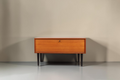 Vintage Space Mid Century Teak Kommode mit abschließbarer Klapptür und schwarzen konischen Füßen