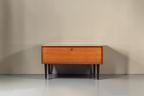 Vintage Space Mid Century Teak Kommode mit abschließbarer Klapptür und schwarzen konischen Füßen