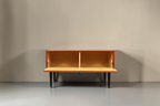 Vintage Space Mid Century Teak Sideboard mit Klapptür und schwarzen konischen Füßen vor weißem Hintergrund