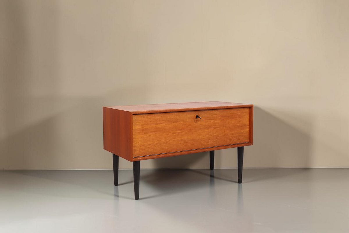 Vintage Space Mid Century Teak Kommode mit abschließbarer Klapptür und schwarzen konischen Füßen im Retro-Stil