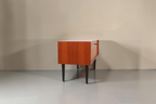 Vintage Space Mid-Century Teak-Kommode mit abschließbarer Klapptür und schwarzen konischen Füßen in Seitenansicht