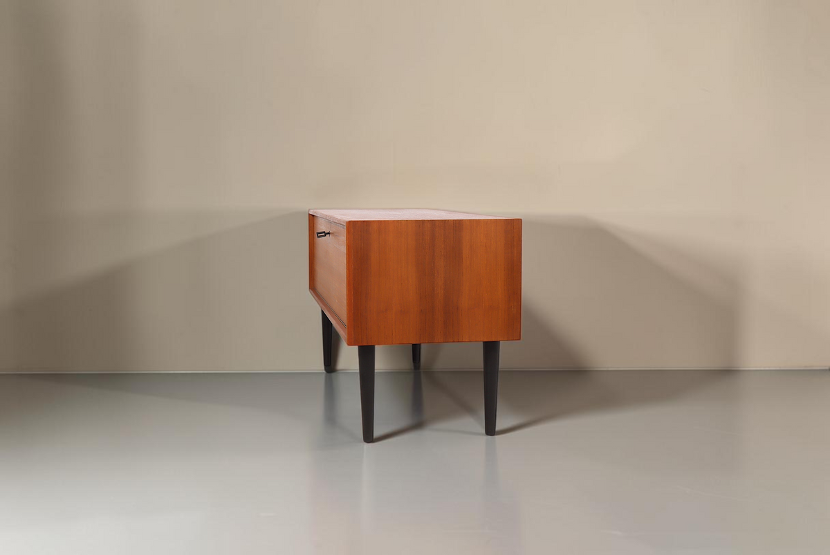 Vintage Space Mid-Century Teak-Kommode mit abschließbarer Klapptür und schwarzen konischen Füßen in Seitenansicht