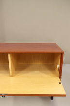 Vintage Space Mid-Century Teak-Sideboard mit offener Klapptür und hellem Innenraum