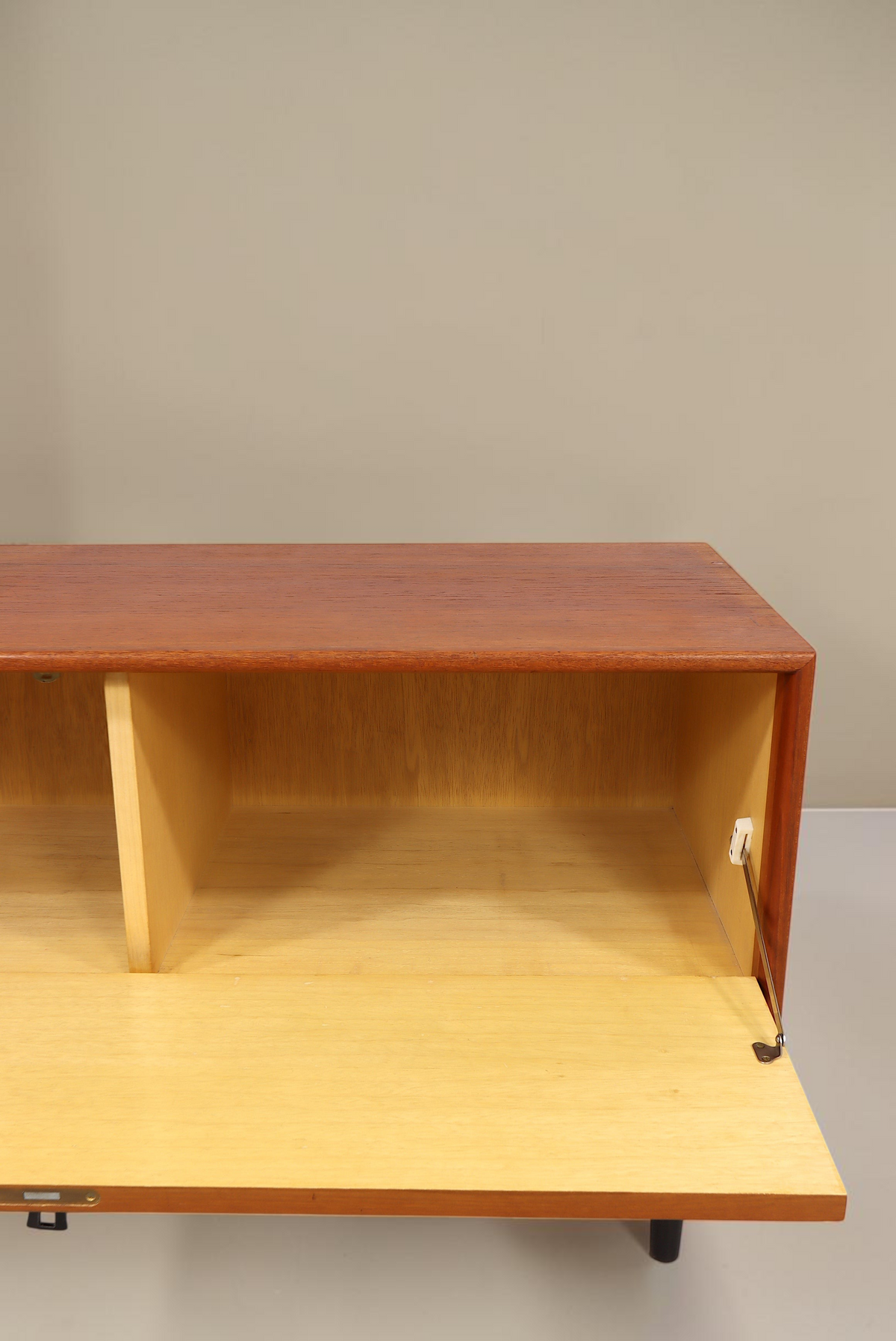 Vintage Space Mid-Century Teak-Sideboard mit offener Klapptür und hellem Innenraum