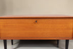 Vintage Space Mid Century Teak Kommode mit abschließbarer Klapptür und schwarzen konischen Füßen