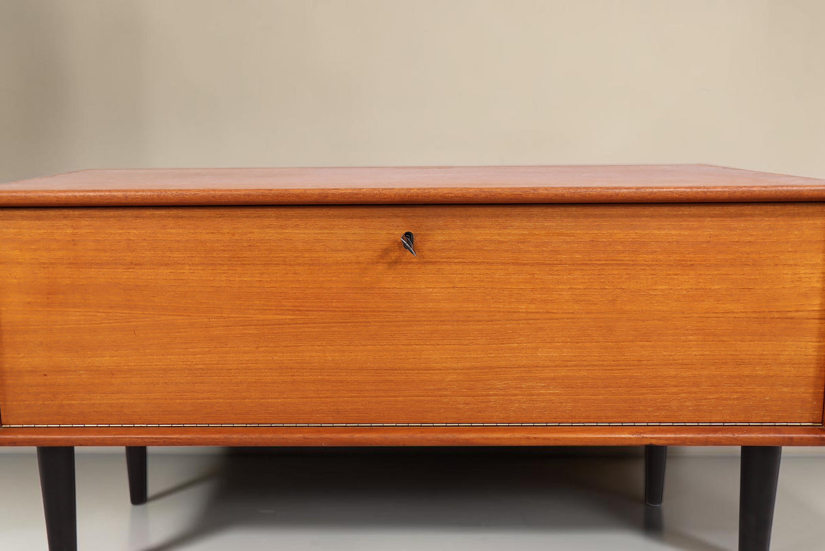 Vintage Space Mid Century Teak Kommode mit abschließbarer Klapptür und schwarzen konischen Füßen