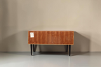 Vintage Space Mid Century Teak Kommode mit schwarzen konischen Füßen und Originaletikett auf der Rückseite