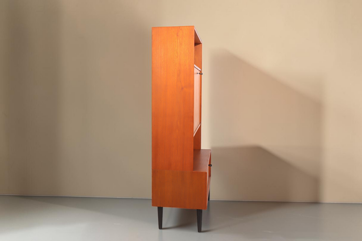 Vintage Space Mid Century Teak Sekretär von RT Möbel in Seitenansicht mit filigranen Beinen