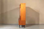 Vintage Space Mid Century Teak Sekretär von RT Möbel in Seitenansicht mit filigranen Beinen und Holzmaserung