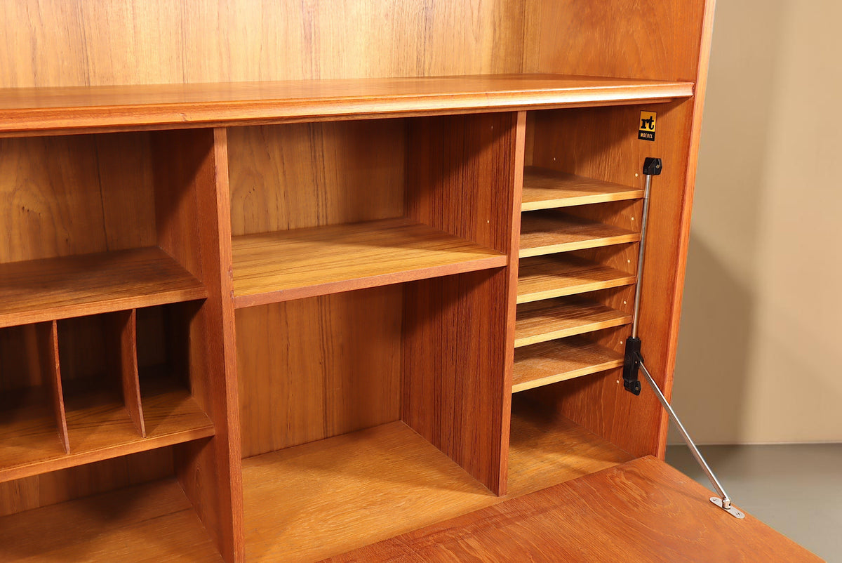Vintage Space Mid Century Teak Sekretär von RT Möbel mit offenen Fächern und klappbarer Schreibplatte im Detail