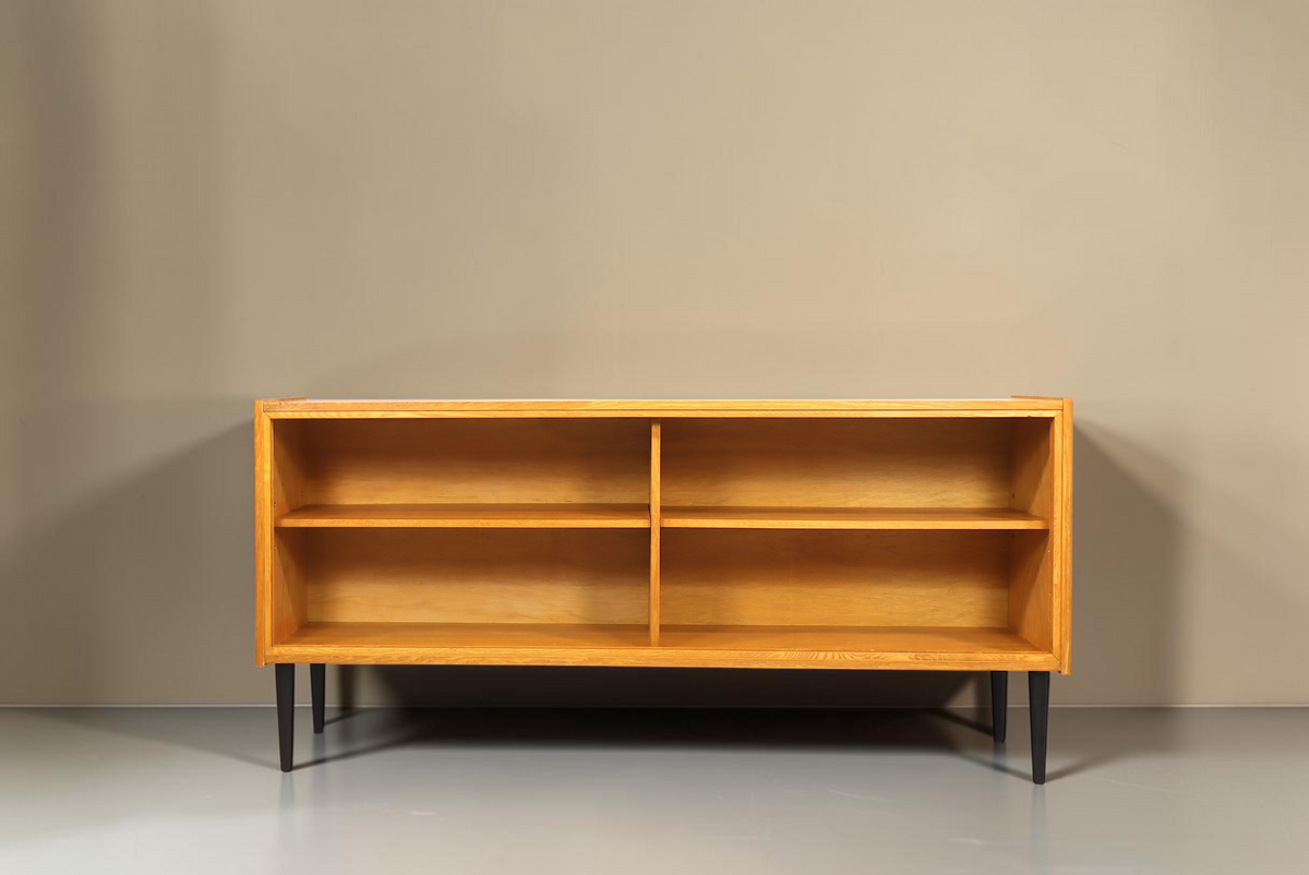 Vintage Space Mid Century Lowboard aus hellem Holz mit offenen Regalfächern und schwarzen konischen Füßen