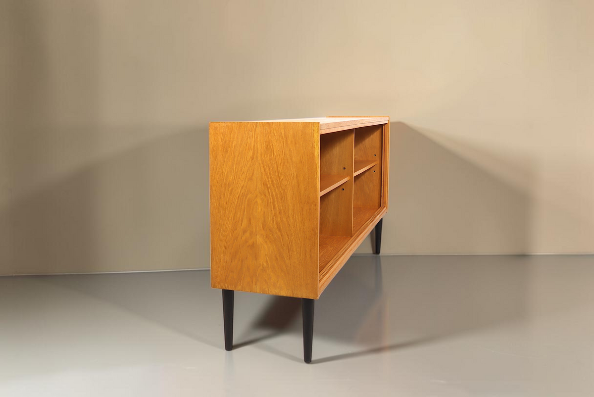Vintage Space Mid Century Lowboard aus Holz mit offenen Fächern und schwarzen konischen Füßen in Seitenansicht