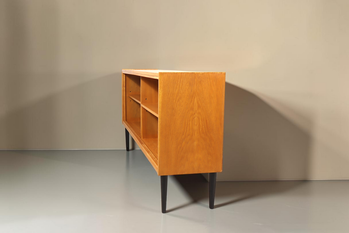 Vintage Space Mid Century Lowboard aus hellem Holz mit offenen Fächern und schwarzen konischen Füßen
