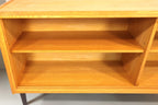 Vintage Space Mid Century Lowboard aus hellem Holz mit offenen Regalfächern und schwarzen konischen Füßen