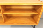 Vintage Space Mid Century Lowboard aus hellem Holz mit offenen Regalfächern und schwarzen konischen Füßen