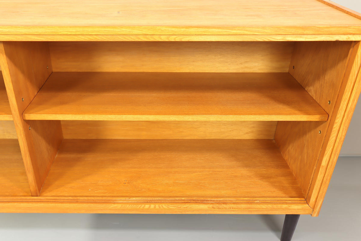 Vintage Space Mid Century Lowboard aus hellem Holz mit offenen Regalfächern und schwarzen konischen Füßen