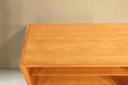 Vintage Space Mid Century Lowboard aus hellem Holz mit offener Ablagefläche und sichtbarer Maserung