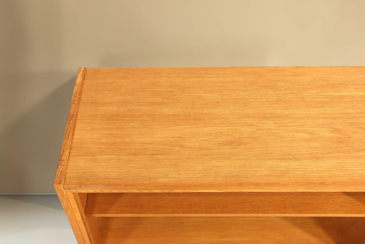 Vintage Space Mid Century Lowboard aus hellem Holz mit offener Ablagefläche und sichtbarer Maserung