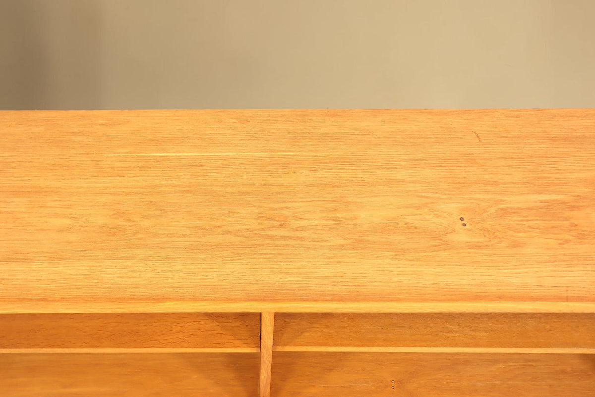 Vintage Space Mid Century Lowboard aus hellem Holz mit offener Ablagefläche und sichtbarer Maserung