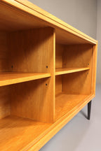 Vintage Space Mid Century Lowboard aus hellem Holz mit offenen Fächern und schwarzen konischen Füßen