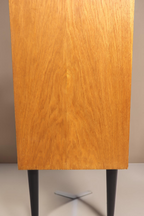 Vintage Space Mid Century Lowboard aus hellem Holz mit markanten schwarzen konischen Füßen in Nahaufnahme