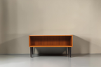 Vintage Space Mid Century Lowboard aus Holz mit offenen Fächern und schwarzen konischen Beinen im minimalistischen Stil