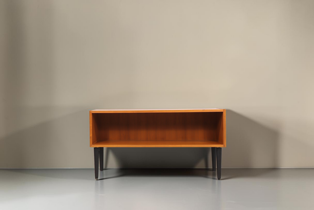 Vintage Space Mid Century Lowboard aus Holz mit offenen Fächern und schwarzen konischen Beinen im minimalistischen Stil