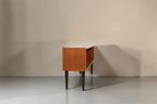 Vintage Space Mid Century Regal mit warmem Holzton und schwarzen konischen Beinen in Seitenansicht