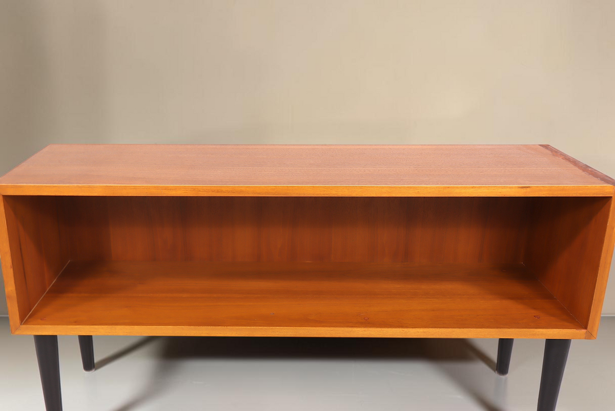 Vintage Space Mid Century Regal aus Holz mit schwarzem konischem Fußgestell in minimalistischem Design