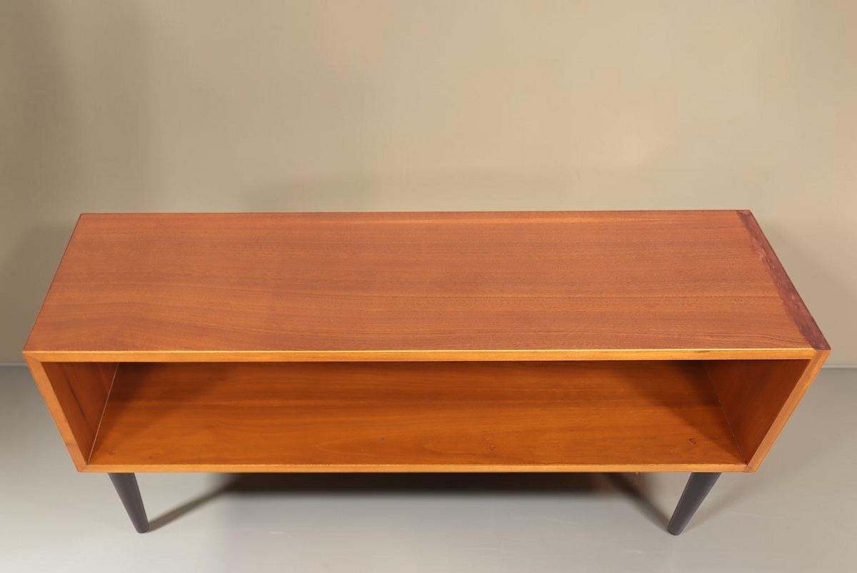 Vintage Space Mid Century Regal aus Holz mit schwarzem konischem Fußgestell in minimalistischer Optik