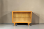 Vintage Space Mid Century Vitrine aus Eiche mit Glasschiebetüren und konischen Füßen im DDR-Design