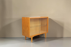 Vintage Space Mid Century Vitrine aus Eiche mit Glasschiebetüren und konischen Füßen im DDR Design