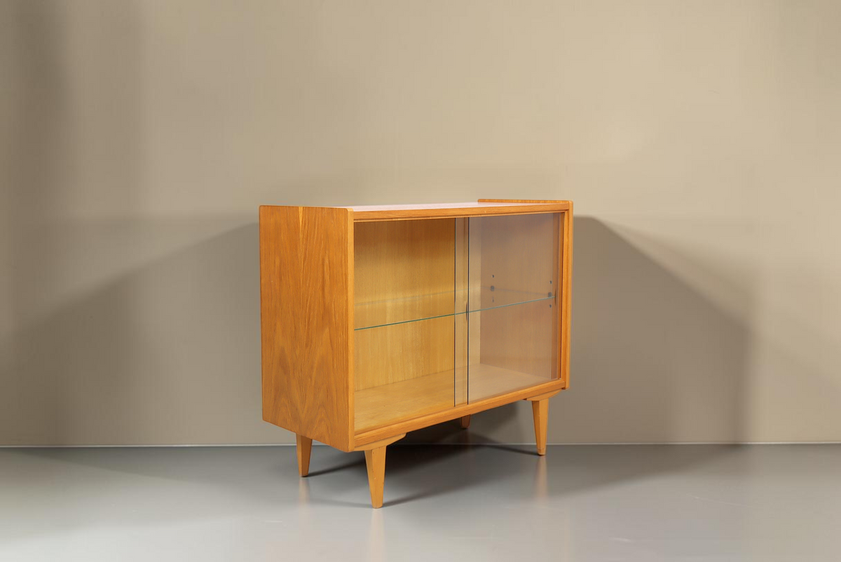 Vintage Space Mid Century Vitrine aus Eiche mit Glasschiebetüren und konischen Holzfüßen im DDR-Design
