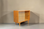 Vintage Space Mid-Century Vitrine aus Eichenholz mit Glasschiebetüren und konischen Füßen im DDR-Design