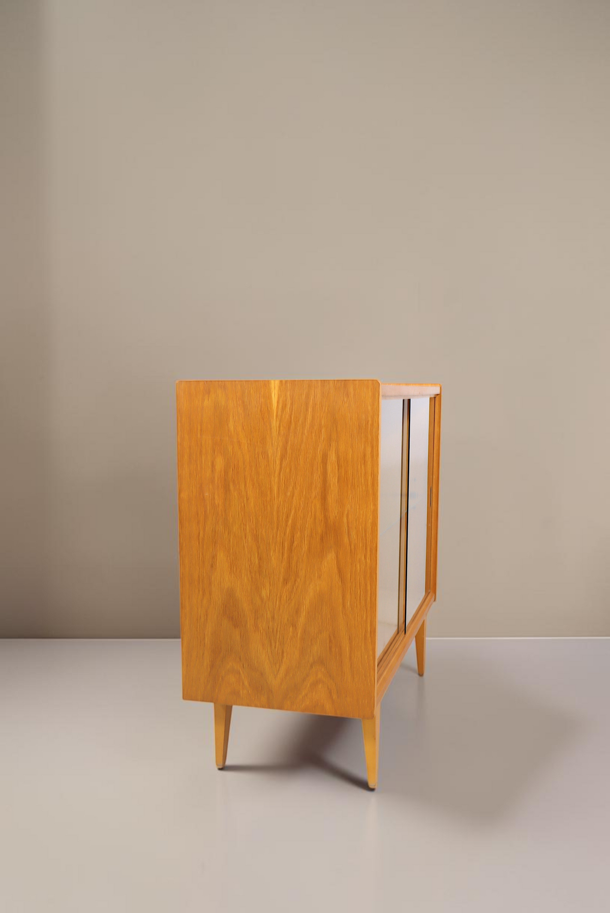 Vintage Space Mid Century Vitrine aus Eiche mit Glasschiebetüren und konischen Füßen in Seitenansicht