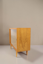 Vintage Space Mid Century Vitrine aus Eiche mit Glasschiebetüren und konischen Füßen im DDR-Design