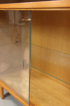 Vintage Space Mid Century Vitrine aus Eiche mit Glasschiebetüren und verstellbarem Glasboden im DDR-Design