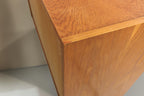 Vintage Space Mid Century Vitrine aus Eichenholz mit sichtbarer Holzmaserung und klassischer Kantenverarbeitung