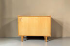 Rückseite der Vintage Space Mid Century Vitrine aus Eichenholz mit originalem Herstelleretikett und konischen Füßen
